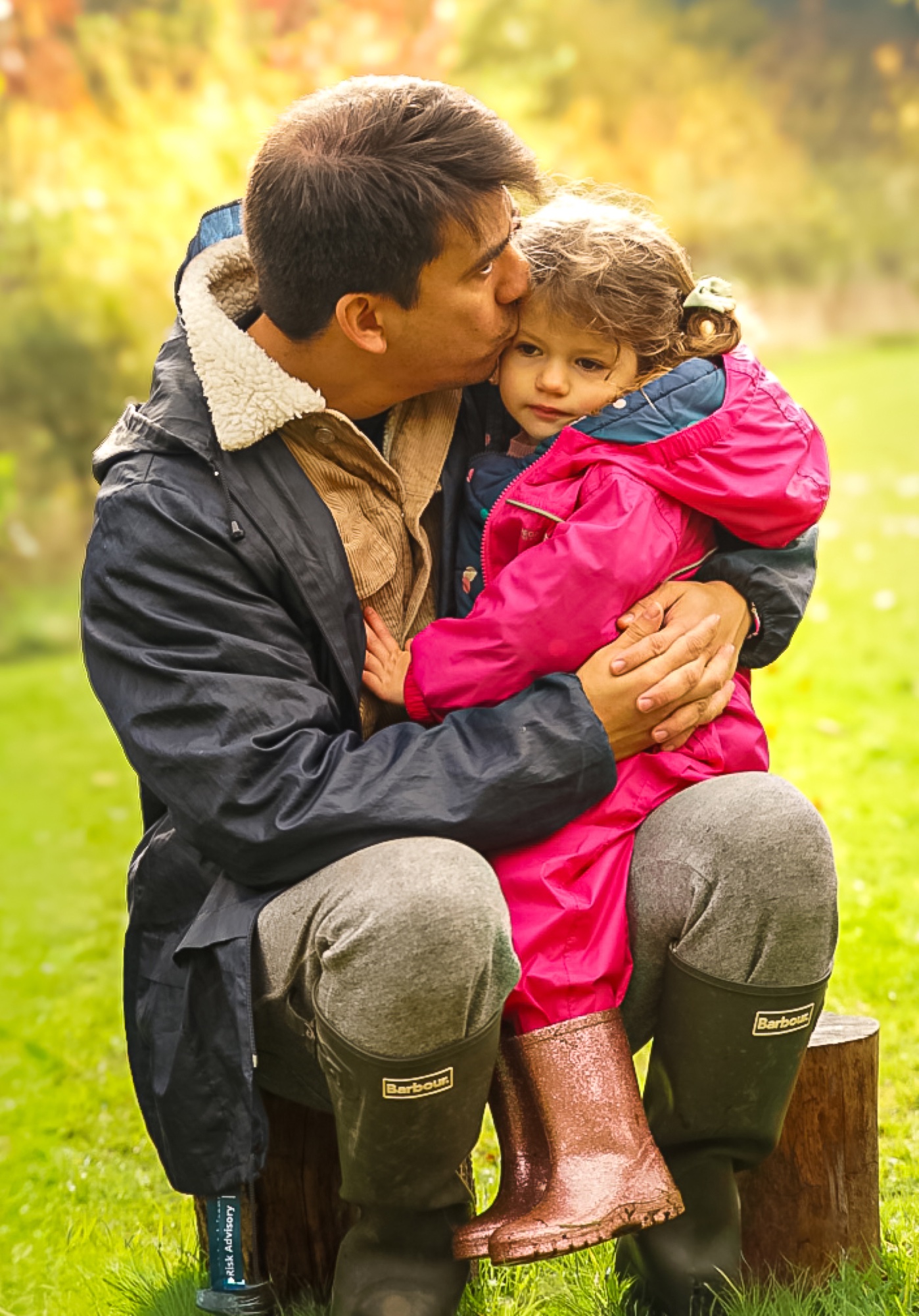 Joyful family moment captured during an autumn outdoor session